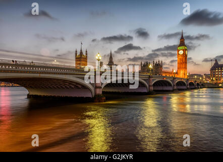 Westminster Bridge und den Houses of Parliament in der Nacht, London, England Stockfoto