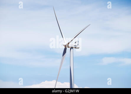 Nahaufnahme einer Windkraftanlage vor einem blauen und bewölkten Himmel in Oklahoma, USA. Stockfoto