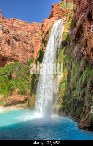 Halbschatten am Havasu Fälle auf die Havasupai Indian Reservation in den Grand Canyon. Stockfoto