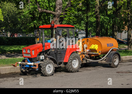 Traktor-Anhänger-ein Fass mit Wasser für die Bewässerung von Pflanzen in der Stadt von Sankt-Petersburg. Stockfoto