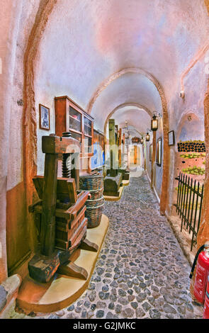 Der Koutsogiannopoulou Wein-Museum am Vothonas auf Santorin, Kykladen, Griechenland Stockfoto