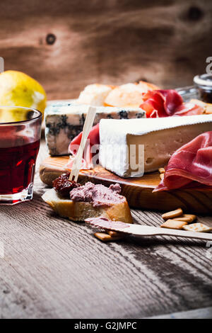 Antipasti-Teller mit verschiedenen Fleisch und Käse Produkte auf Holzbrett Stockfoto