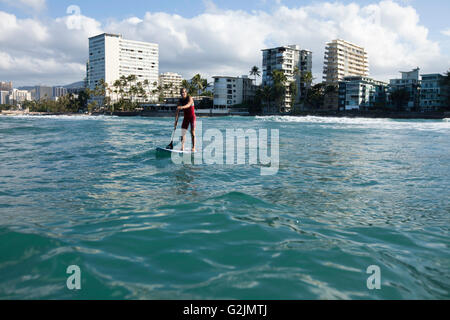 Davide Giardini Stand-up-Paddle-boarding, Surfen von Diamond Head, Waikiki, auf der Insel Oahu, Hawaii USA Stockfoto