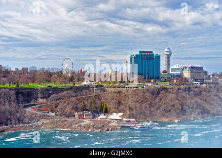 Ontario, Kanada - 30. April 2015: Niagara River und die Stadt in Ontario in der Nähe von Niagara Falls, von amerikanischen Teil betrachtet. Niagara Stockfoto