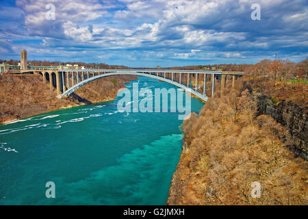 International-Regenbogen-Brücke über die Schlucht des Niagara River von amerikanischer Seite in der Nähe von Niagara Falls. Es ist eine Bogenbrücke zwischen Stockfoto