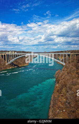 Regenbogen-Brücke über die Schlucht des Niagara Rivers überquert von amerikanischer Seite in der Nähe von Niagara Falls. Es ist eine Bogenbrücke zwischen den Vereinigten Staaten Stockfoto