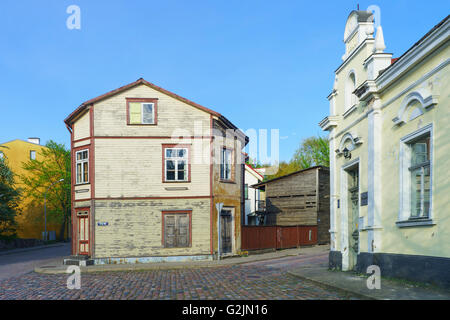 Ventspils, Lettland - 8. Mai 2016: Altes Holzhaus in Ventspils in Lettland im Frühjahr. Es ist eine Stadt in der Region von Courland Lettlands. Lettland gehört zu den baltischen Staaten Stockfoto