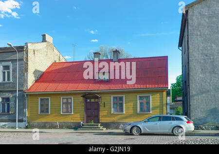 Ventspils, Lettland - 8. Mai 2016: Gelb lackierten altes Haus mit rotem Dach in Ventspils in Lettland. Es ist eine Stadt in der Region von Courland Lettlands. Lettland gehört zu den baltischen Staaten Stockfoto