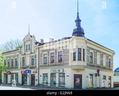 Ventspils, Lettland - 8. Mai 2016: Altes Haus mit Turm in Ventspils in Lettland. Es ist eine Stadt in der Region von Courland Lettlands. Lettland gehört zu den baltischen Staaten Stockfoto