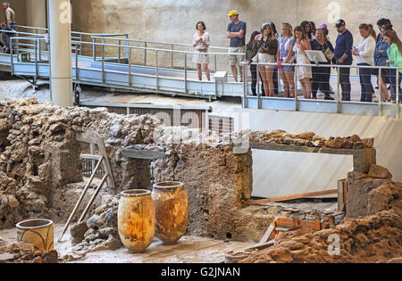 Touristen besuchen die Ausgrabungen von Akrotiri in Santorin Insel Kykladen, Griechenland Stockfoto