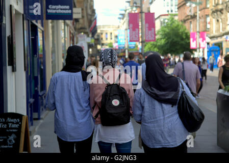 Drei muslimischen Frau im Kopftuch auf der Straße der Stadt Glasgow, Schottland, Großbritannien hijab Schal Stockfoto