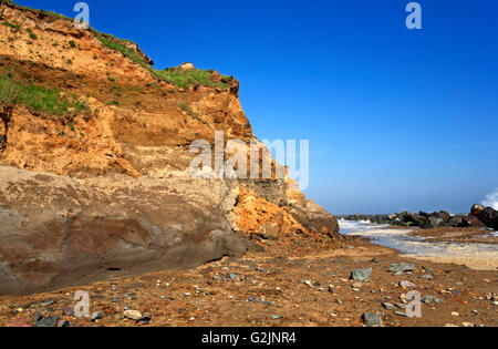 Ein Blick auf die bröckelnde Felsen an der Küste von Norfolk bei Happisburgh, Norfolk, England, Vereinigtes Königreich. Stockfoto