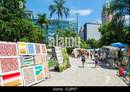 RIO DE JANEIRO - 28. Februar 2016: Shopper Blick auf Kunst angezeigt auf der Outdoor-Messe Hippie Markt im allgemeinen Osorio Plaza. Stockfoto