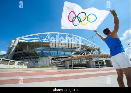 RIO DE JANEIRO - 18. März 2016: Ein Athlet hält eine Olympische Flagge vor dem João Havelange Olympiastadion, Länderspiel, Stockfoto