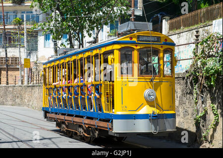 RIO DE JANEIRO - 28. März 2016: Touristen fahren die neue Version des legendären Bonde Straßenbahn durch die Hügel Santa Teresa. Stockfoto