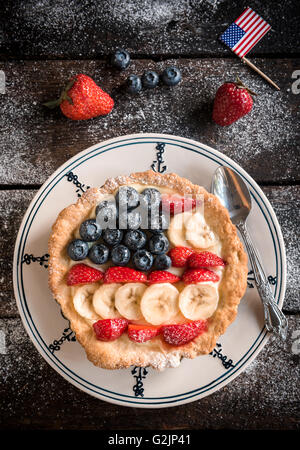 Süße Kuchen mit amerikanischen Flagge auf oben, Beeren-Früchten und Vanille-pudding Stockfoto