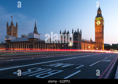 Houses of Parliament, Big Ben und Westminster Bridge in London in der Nacht Stockfoto