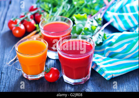 Gemüsesaft in Glas und auf einem Tisch Stockfoto