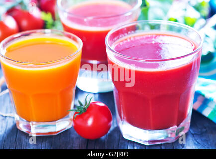 Gemüsesaft in Glas und auf einem Tisch Stockfoto