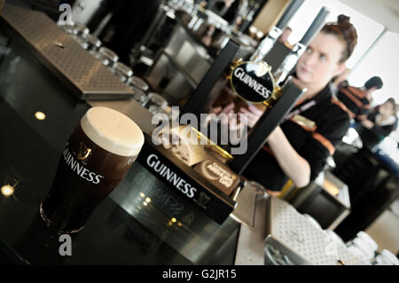 Barkeeper und Pint Guinness in der Gravity Bar im Inneren das Guinness Storehouse, Dublin, Irland Stockfoto