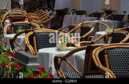 Bambusmöbel, formeller Essbereich, Blumen, Sitzgelegenheiten, Einrichtung, Barriere organisiert, Alfresco, im Freien, Open Air, Stühle, Tische, mediterran, offen Stockfoto