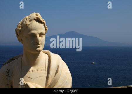 Kaiser Augusto Statue auf dem Balkon mit Blick auf Capri Insel von Sorrent Bay. Marmor, verwitterte Büste schöne Kulisse. Stockfoto