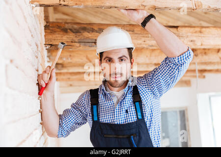 Close-up Portrait ein hübscher Junge Baumeister mit einem hammer Stockfoto