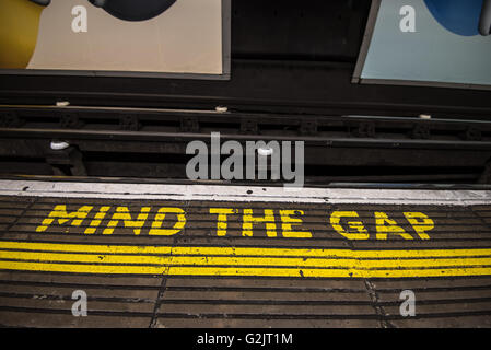 Mind The Gap Nachricht auf einer Londoner U-Bahn-Plattform Stockfoto