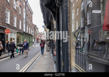 Schneider Shop Fenster Reflexionen in einer belebten Einkaufsstraße in York. Stockfoto