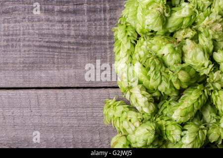 Frisches Grün Hopfen auf einem Holztisch Stockfoto