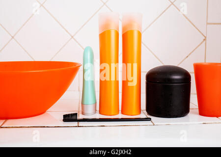 üblichen Sachen im Bad, Shampoo, Zubehör, schwarz stilvolle Zahnbürste, lässige normalen realen Hintergrund Stockfoto