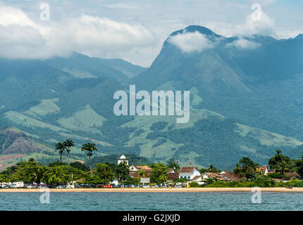 Touristen in der Nähe von der Kirche Igreja de Santa Rita de Cassia in Paraty, Staat Rio De Janeiro Stockfoto