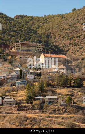 Jerome Grand Hotel (oben) in den historischen Jerome, Arizona, USA.  Ehemalige Kupfer-Bergbau-Stadt. Stockfoto