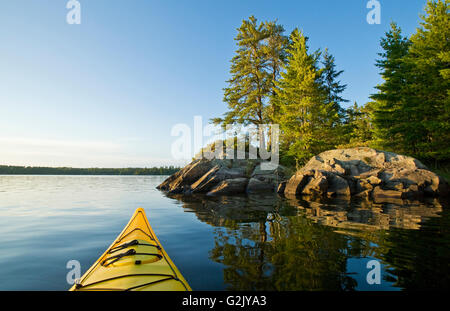 Kayak auf Lake Of The Woods, Nordwesten von Ontario, Kanada Stockfoto