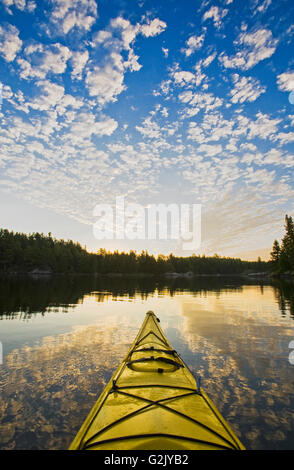 Kayak auf Lake Of The Woods, Nordwesten von Ontario, Kanada Stockfoto