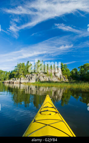 Kayak auf Lake Of The Woods, Nordwesten von Ontario, Kanada Stockfoto