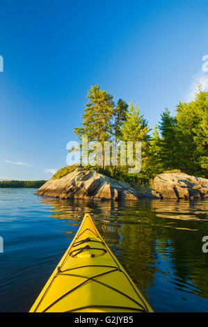 Kayak auf Lake Of The Woods, Nordwesten von Ontario, Kanada Stockfoto