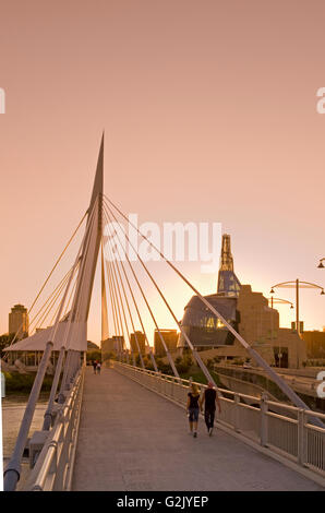 Winnipeg Skyline von St. Boniface, Red River Esplanade Riel Brücke Canadian Museum für Menschenrechte Manitoba Kanada Stockfoto