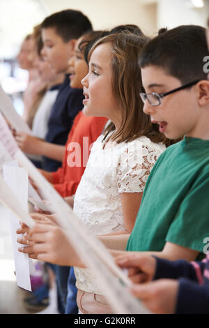 Gruppe von Schülerinnen und Schüler gemeinsam im Chor singen Stockfoto