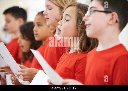 Gruppe von Schülerinnen und Schüler gemeinsam im Chor singen Stockfoto