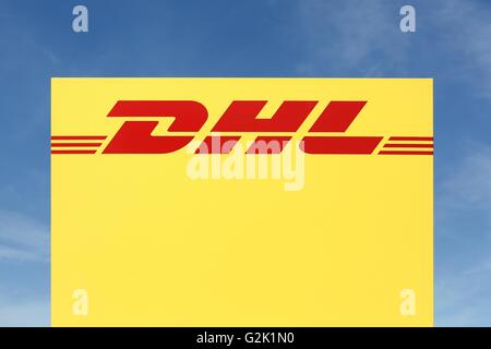 DHL-Logo auf einem panel Stockfoto