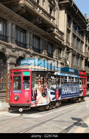 Oldtimer und alte Straßenbahn auf der Straße von Mailand, Italien Stockfoto