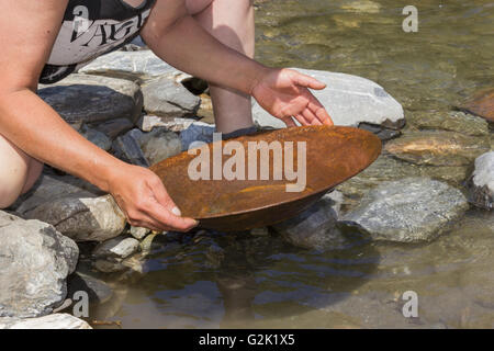 Gold-Nugget Bergbau vom Fluss, mit einem goldenen schwenken, und einige große gold-Nugget zu finden. Stockfoto