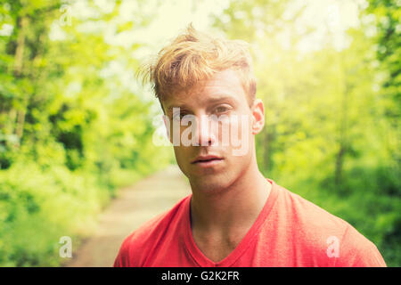 Porträt der jungen Sportler. Wald-Hintergrund Stockfoto