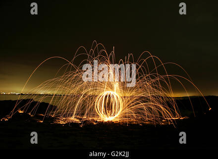 Lichtspiel in der Nacht auf schwarzen Sand, Aberdour, Fife Schottland Stockfoto