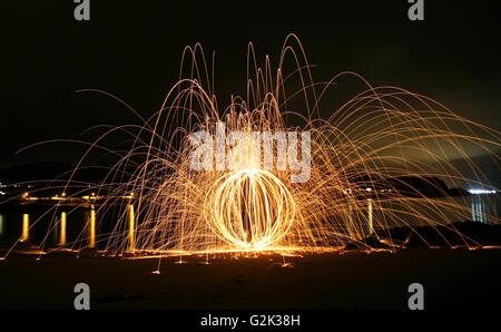 Lichtspiel in der Nacht auf schwarzen Sand, Aberdour, Fife, Schottland Stockfoto