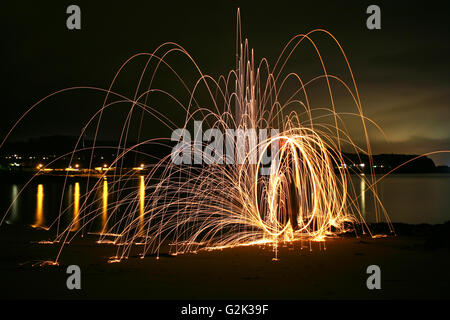 Lichtspiel in der Nacht auf schwarzen Sand, Aberdour, Fife, Schottland Stockfoto