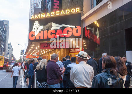 Theaterbesucher außerhalb der Ambassador Theatre, die lang andauernde "Chicago" in New York auf Dienstag, 24. Mai 2016 zu sehen. Wieder einmal war die 2015-2016 Broadway-Spielzeit der höchsten Einspielergebnis Saison in der Geschichte nach der The Broadway League mit Publikum anwesend um 1,6 Prozent über letzte Saison und Abendkasse Grosses um 0,6 Prozent. (© Richard B. Levine) Stockfoto