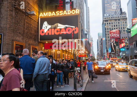 Theaterbesucher außerhalb der Ambassador Theatre, die lang andauernde "Chicago" in New York auf Dienstag, 24. Mai 2016 zu sehen. Wieder einmal war die 2015-2016 Broadway-Spielzeit der höchsten Einspielergebnis Saison in der Geschichte nach der The Broadway League mit Publikum anwesend um 1,6 Prozent über letzte Saison und Abendkasse Grosses um 0,6 Prozent. (© Richard B. Levine) Stockfoto