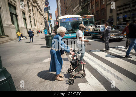 Eine ältere Frauen bereitet sich auf eine gefährliche Kreuzung in New York auf Mittwoch, 25. Mai 2016 zu überqueren. (© Richard B. Levine) Stockfoto